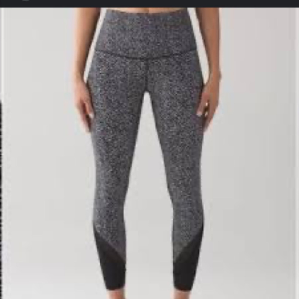 Lululemon High Rise Wunder Unders Size 8 25” inseam Ripple Jacquard Blck Wh GUC